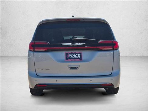 Used 2023 Chrysler Pacifica Touring-L FWD image 8