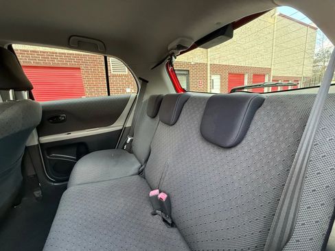 Used 2010 Toyota Yaris 4-Door Hatchback image 13