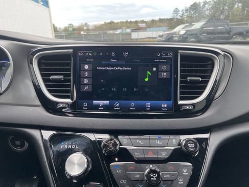 Used 2025 Chrysler Pacifica Select image 10