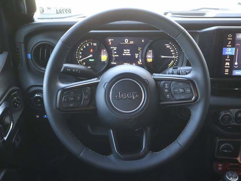 Used 2025 Jeep Wrangler Unlimited Rubicon 4xe w/ Convenience Group AWD/4WD image 13