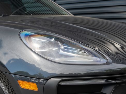 Certified 2023 Porsche Macan AWD/4WD image 16