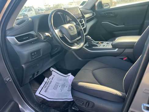 Used 2024 Toyota Highlander LE AWD/4WD image 9