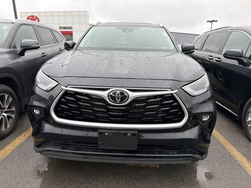 Used 2023 Toyota Highlander XLE AWD/4WD image 3