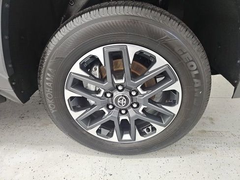 Used 2026 Toyota Tundra Limited AWD/4WD image 8