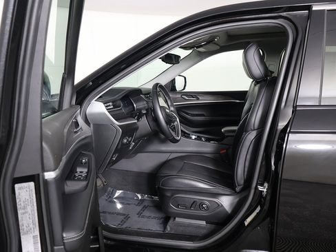 Used 2022 Jeep Grand Cherokee Limited image 31