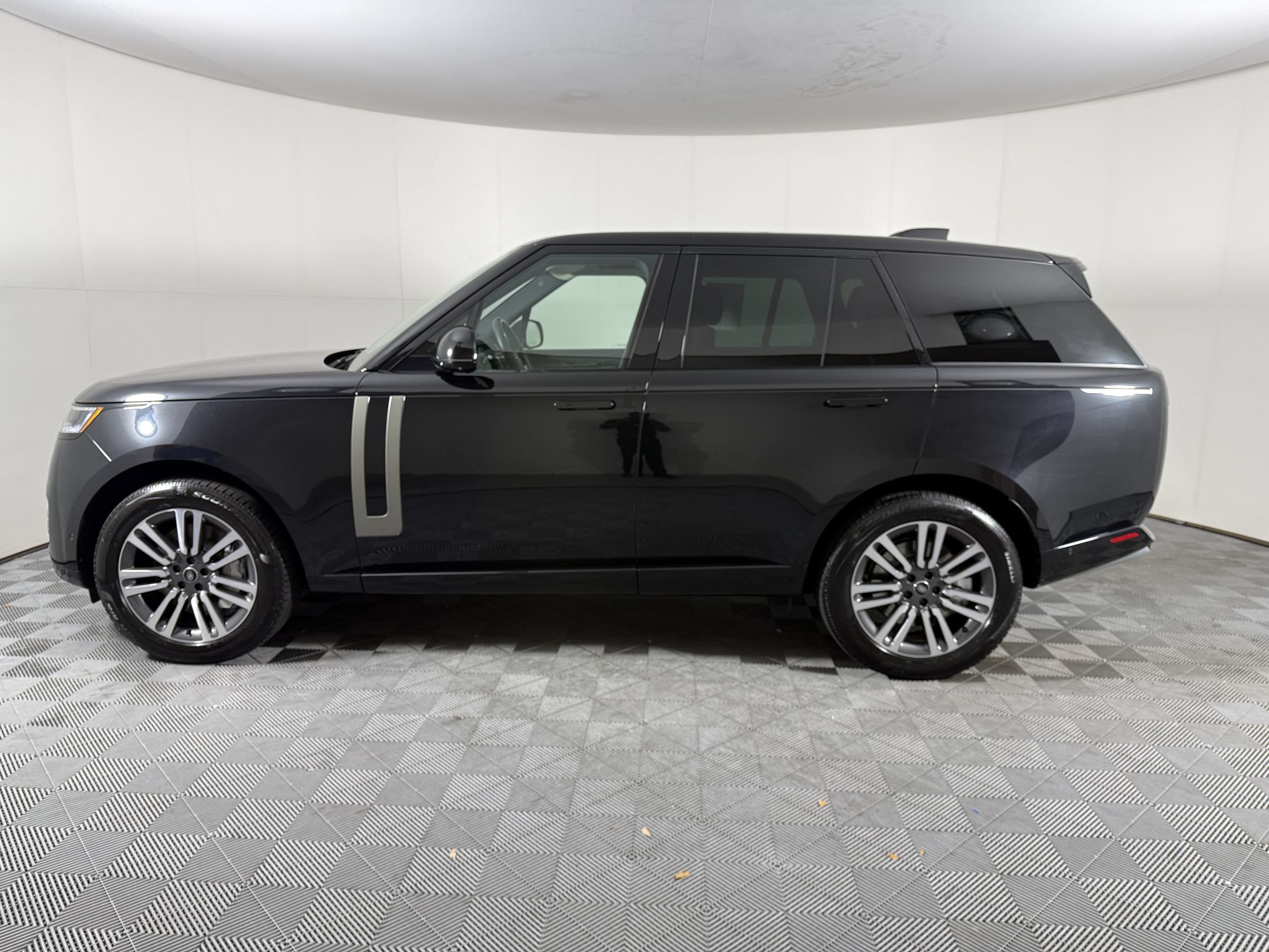 Used 2025 Land Rover Range Rover SE AWD/4WD image 2