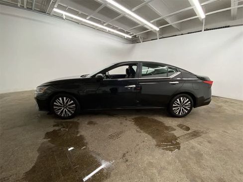 Used 2024 Nissan Altima 2.5 SV image 3