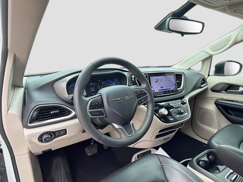 Used 2023 Chrysler Pacifica Touring-L FWD image 12