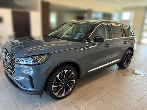 Certified 2025 Lincoln Aviator Reserve AWD/4WD image 4