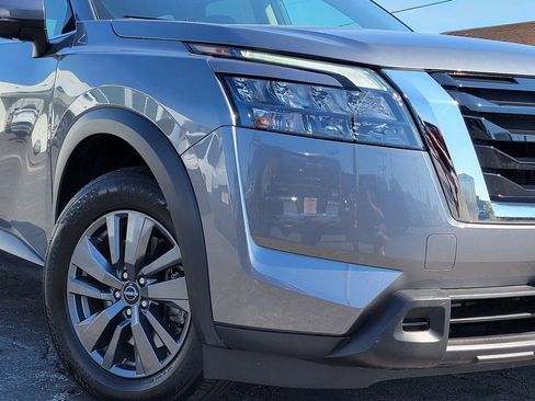 Used 2024 Nissan Pathfinder SV image 3