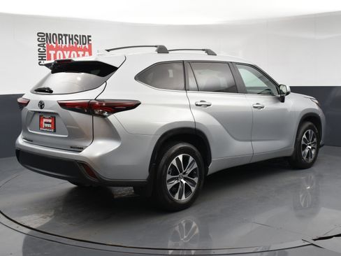 Used 2024 Toyota Highlander XLE AWD/4WD image 4
