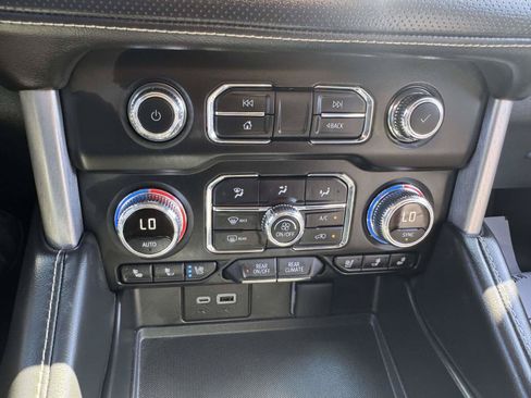 Used 2024 GMC Yukon SLT w/ SLT Luxury Package AWD/4WD image 31