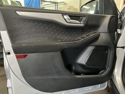 Used 2020 Ford Escape SE image 14