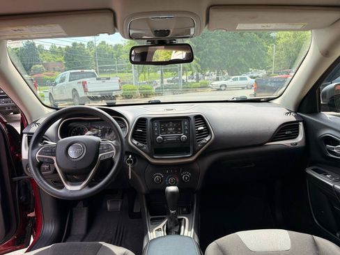 Used 2017 Jeep Cherokee Sport FWD image 15