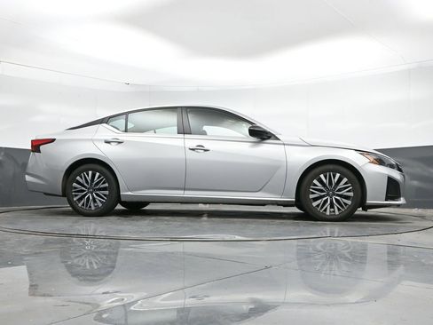 Used 2024 Nissan Altima 2.5 SV FWD image 40
