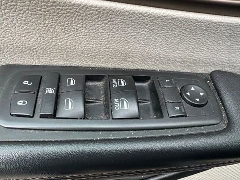 Used 2018 Chrysler Pacifica Touring-L w/ Tire & Wheel Group FWD image 12