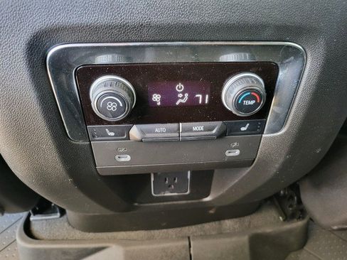 Used 2023 Chevrolet Suburban Premier image 11