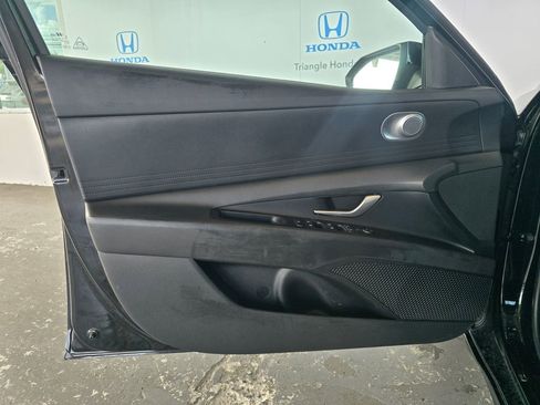 Used 2025 Hyundai Elantra SE FWD image 11