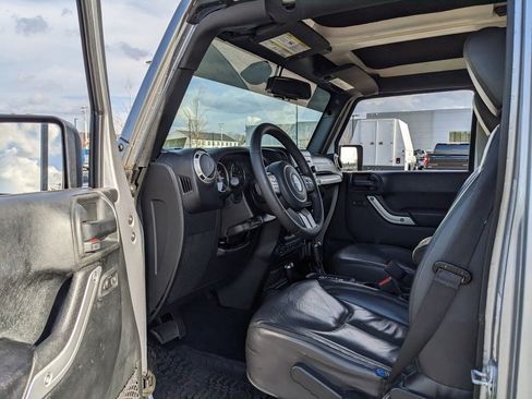 Used 2017 Jeep Wrangler Unlimited Sahara w/ Connectivity Group image 28