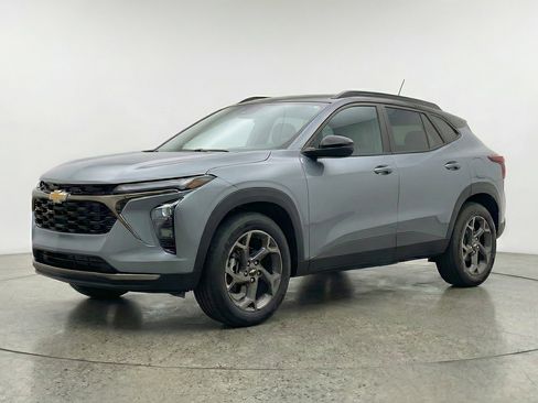 Used 2025 Chevrolet Trax LT w/ LT Convenience Package FWD image 3