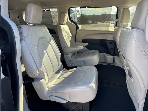 Used 2018 Chrysler Pacifica Touring-L w/ Advanced Safetytec Group image 23