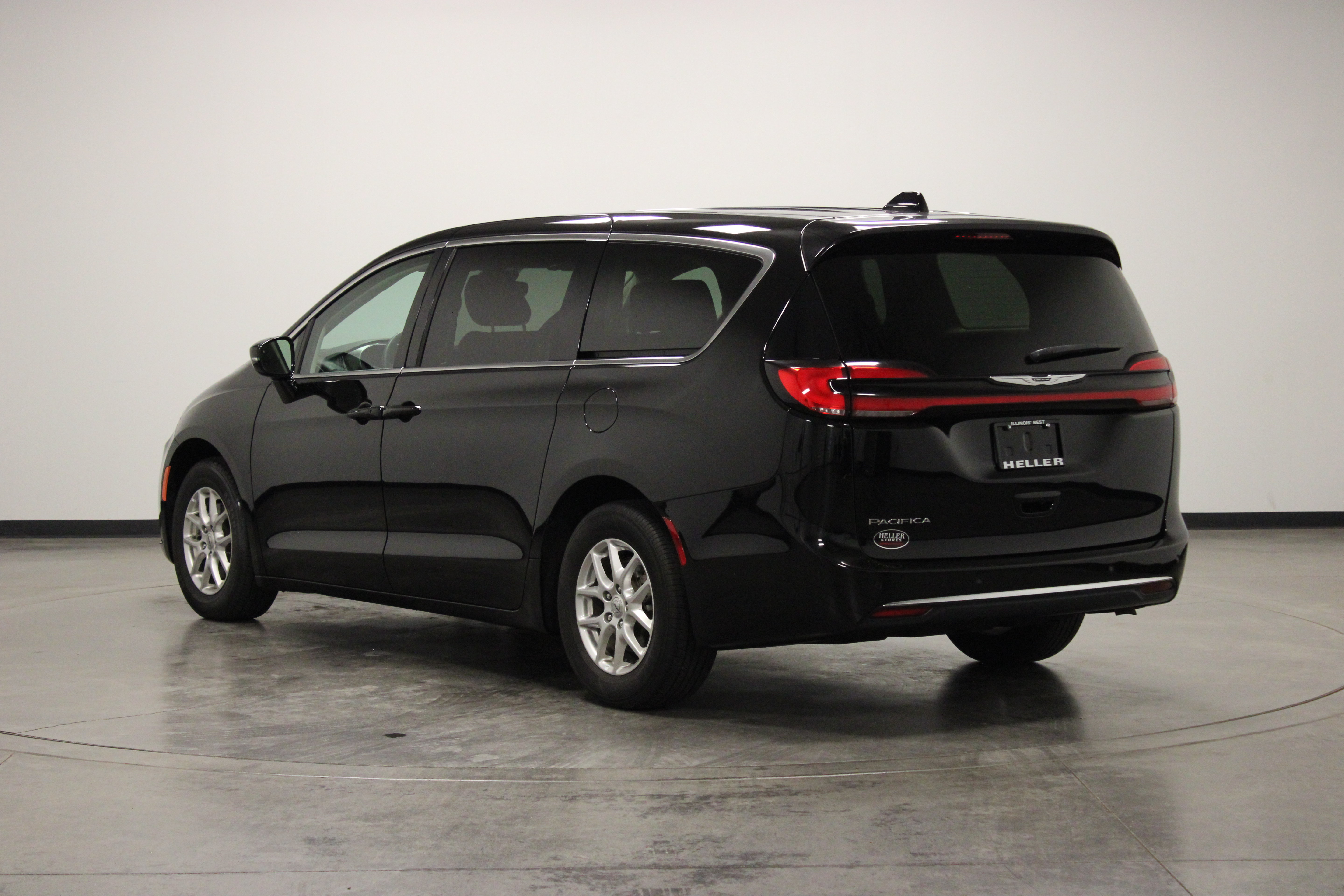 Used 2024 Chrysler Pacifica Touring-L FWD image 6