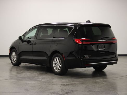 Used 2024 Chrysler Pacifica Touring-L FWD image 6