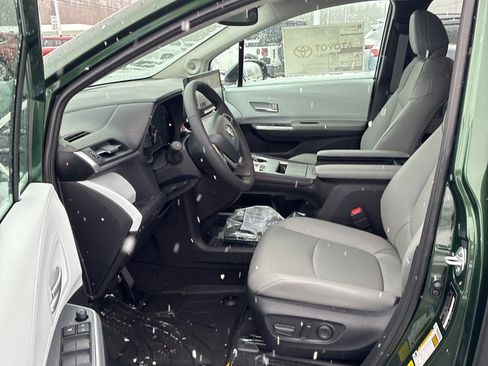Used 2025 Toyota Sienna XLE image 5