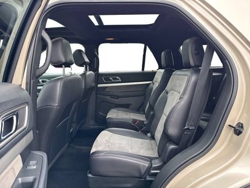 Used 2017 Ford Explorer XLT w/ Equipment Group 202A AWD/4WD image 11