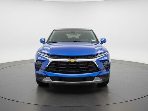 Used 2025 Chevrolet Blazer LT FWD image 2