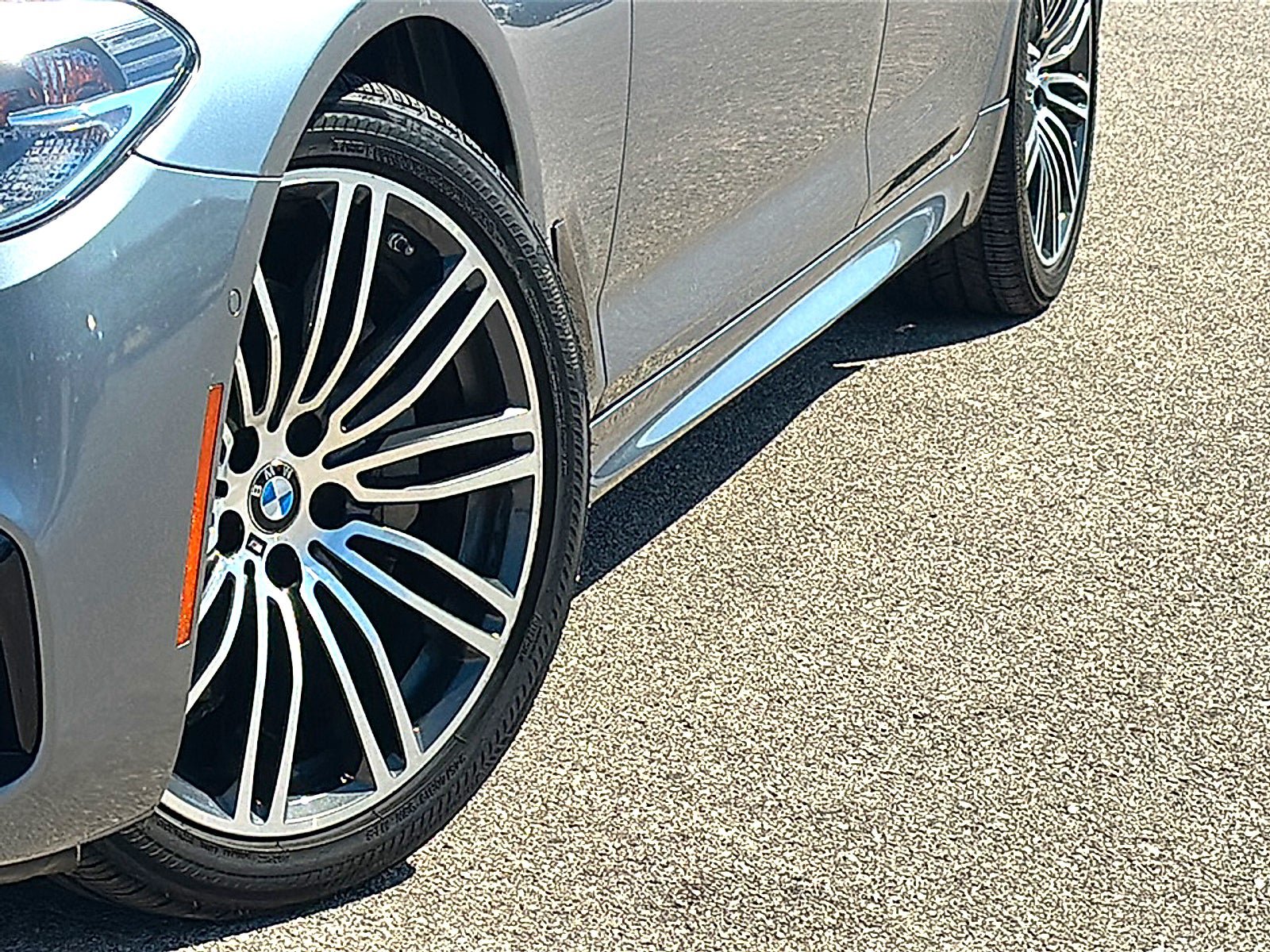Used 2018 BMW 540i w/ M Sport Package RWD image 3
