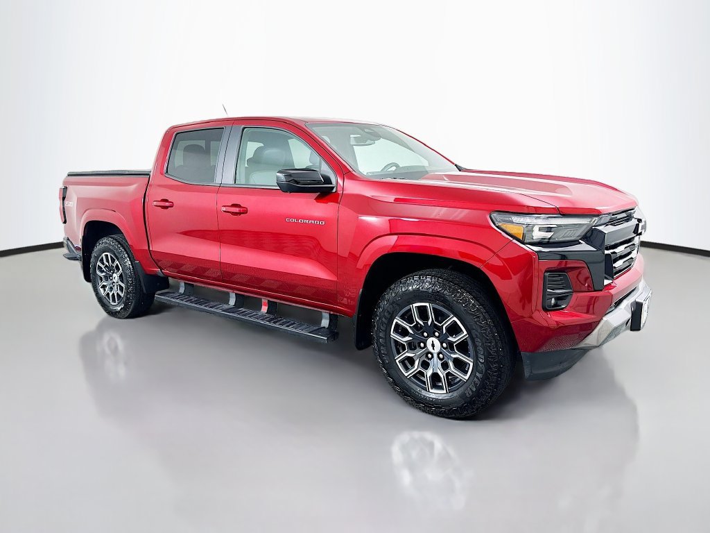Used 2025 Chevrolet Colorado Z71 w/ Technology Package AWD/4WD image 3