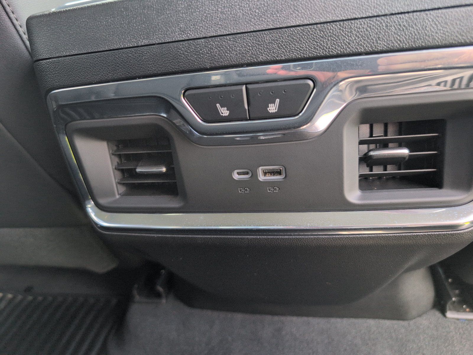 Used 2025 Chevrolet Silverado 2500 LTZ w/ LTZ Convenience Package AWD/4WD image 17