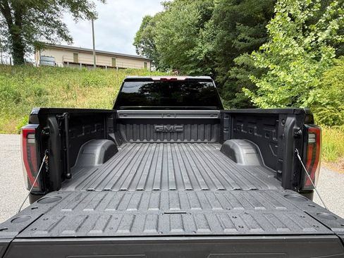 Used 2025 GMC Sierra 2500 AT4 AWD/4WD image 8