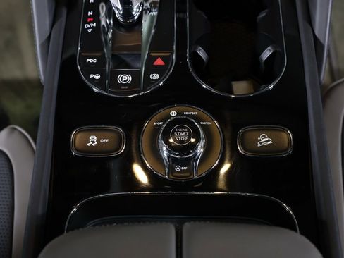Used 2022 Bentley Bentayga image 26