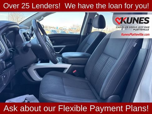 Used 2018 Nissan Titan SV w/ SV Convenience Package image 12