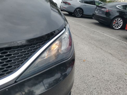 Used 2021 Chrysler Voyager Lxi image 3