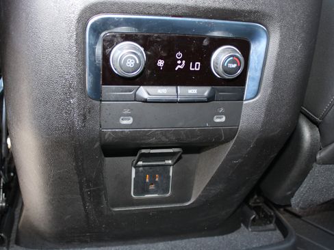 Used 2021 Chevrolet Tahoe Z71 image 18