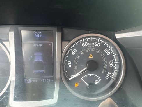 Used 2018 Toyota Tacoma SR5 RWD image 12