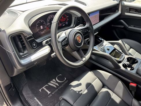 Certified 2025 Porsche Cayenne AWD/4WD image 25
