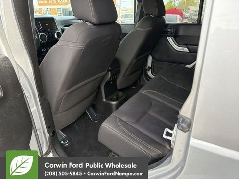 Used 2014 Jeep Wrangler Unlimited Sahara w/ Connectivity Group AWD/4WD image 28