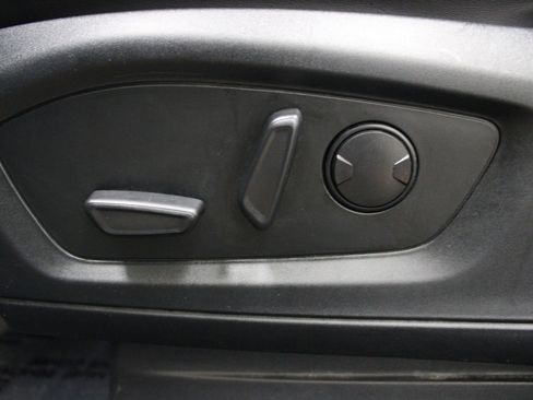 Used 2022 Ford Explorer XLT w/ Equipment Group 202A AWD/4WD image 43