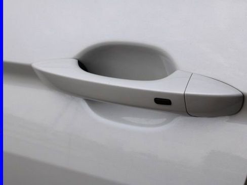 Used 2023 Volkswagen Tiguan SE w/ Panoramic Sunroof Package image 14