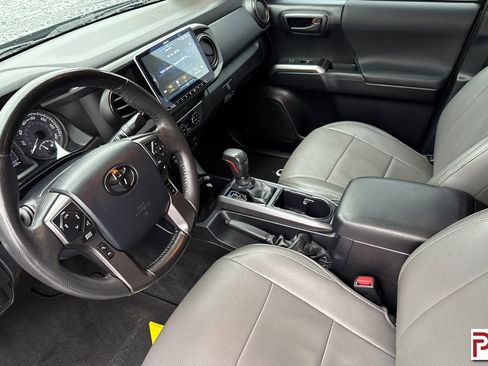 Used 2018 Toyota Tacoma TRD Sport w/ Technology Package image 11