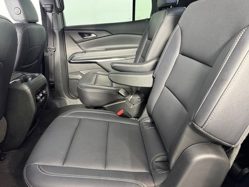 Used 2025 Chevrolet Traverse LT FWD image 27
