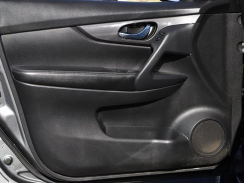 Used 2020 Nissan Rogue SV image 15