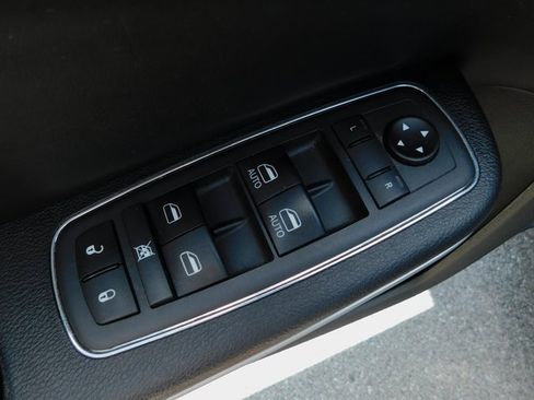 Used 2019 Chrysler 300 Limited w/ Safetytec Plus Group image 26