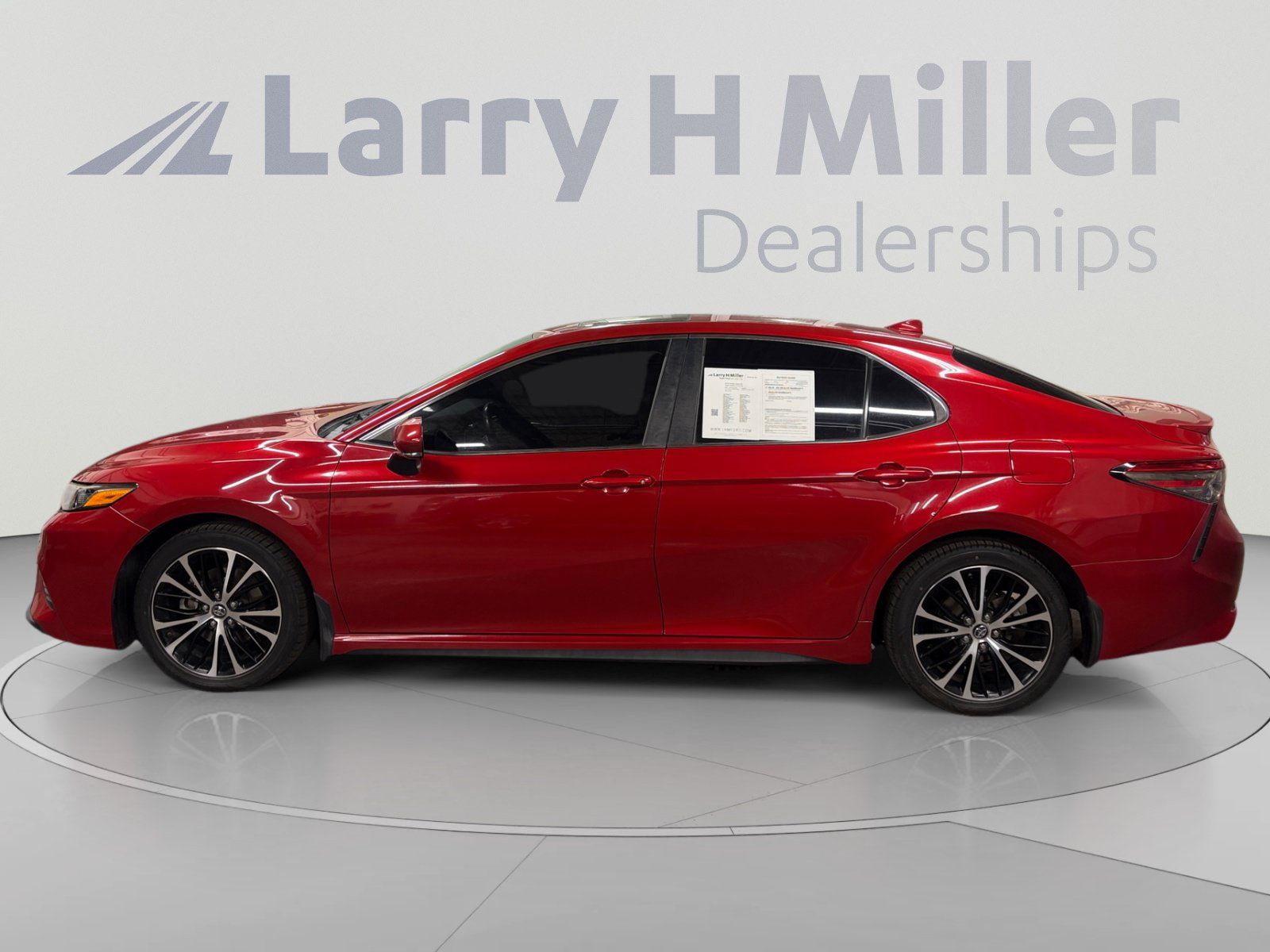Used 2019 Toyota Camry SE w/ Audio Package FWD image 2