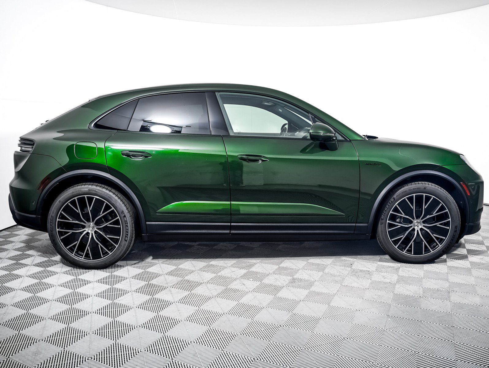 Certified 2025 Porsche Macan 4 Electric AWD/4WD image 9