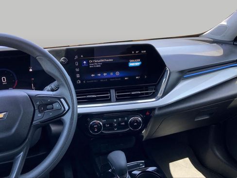 Used 2025 Chevrolet Trax LT FWD image 7
